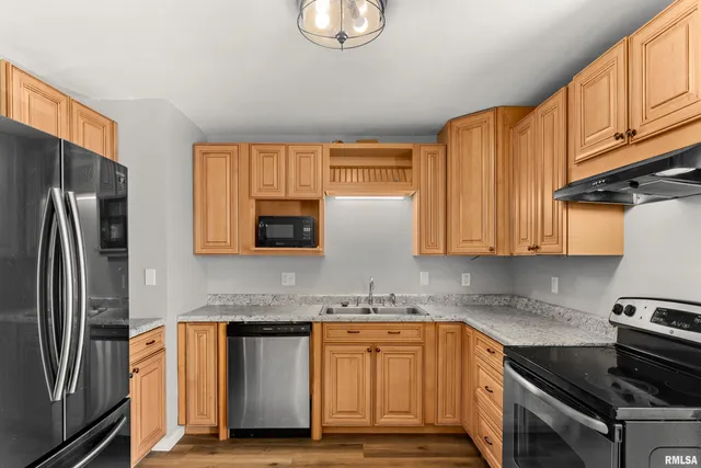 $189,000 | 2232 West Warwick Drive, Peoria, IL 61614