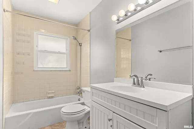 $189,000 | 2232 West Warwick Drive, Peoria, IL 61614