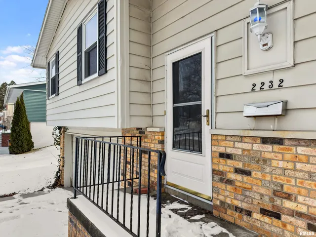$189,000 | 2232 West Warwick Drive, Peoria, IL 61614