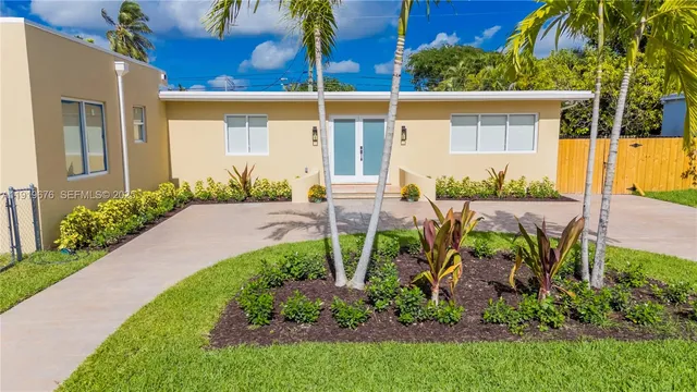 a view of a house with backyard and sitting area