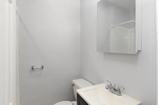 $1,095 | 4735 North Beacon Street, Unit 102, Chicago, IL 60640