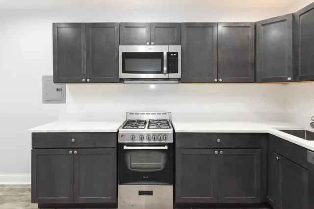 $1,095 | 4735 North Beacon Street, Unit 102, Chicago, IL 60640