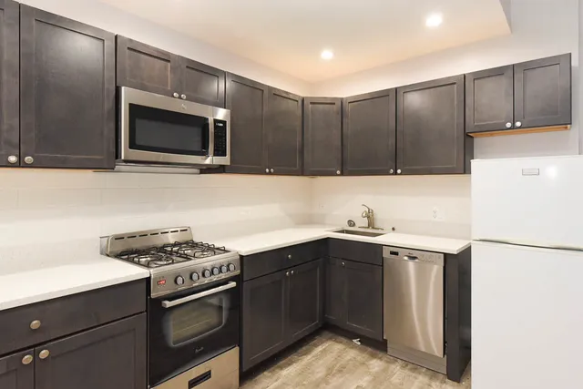 $1,095 | 4735 North Beacon Street, Unit 102, Chicago, IL 60640