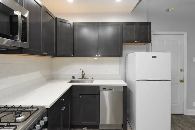 $1,095 | 4735 North Beacon Street, Unit 102, Chicago, IL 60640