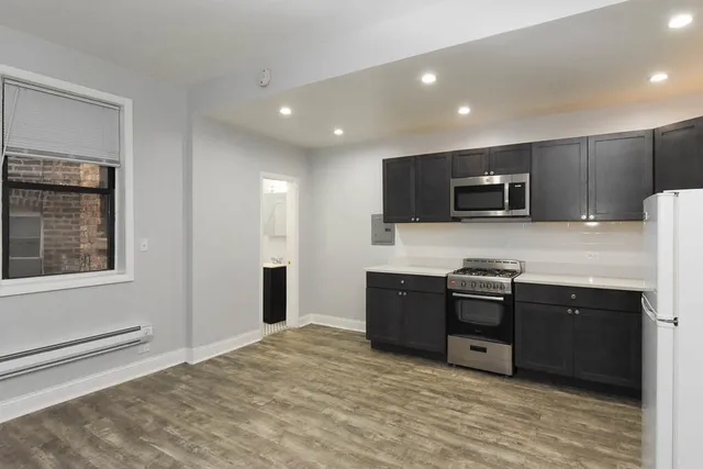 $1,095 | 4735 North Beacon Street, Unit 102, Chicago, IL 60640