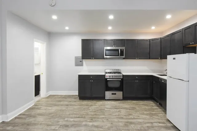 $1,095 | 4735 North Beacon Street, Unit 102, Chicago, IL 60640