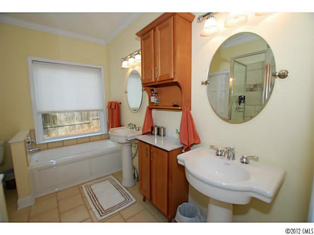 1126 Eastview Drive Charlotte, NC 28211 - Photo 11 of 15 a bathroom with a sink mirror and bathtub