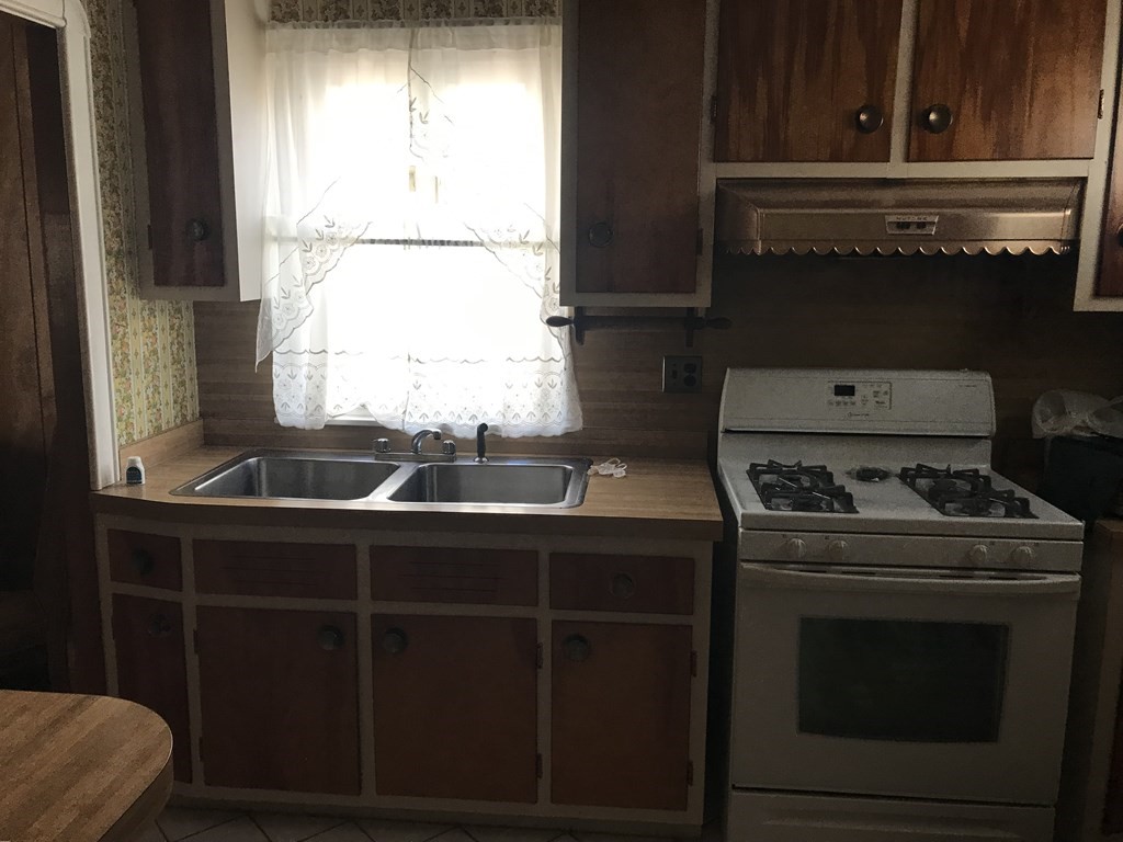 83 Winthrop Street Fall River, MA 02721 - Photo 6 of 13
