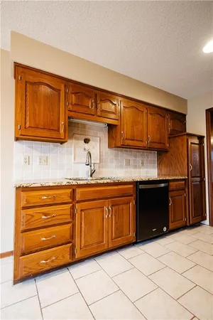 $237,500 | 3902 Eastgate Drive, St. Joseph, MO 64506