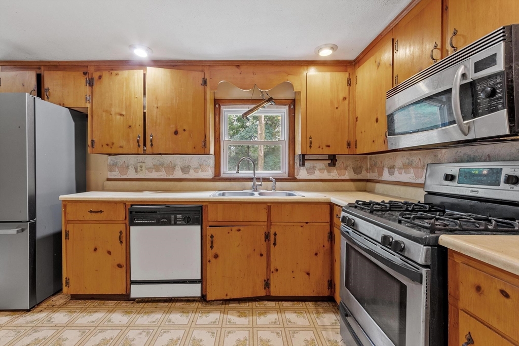 83 McClelland Road Halifax, MA 02338 - Photo 5 of 40