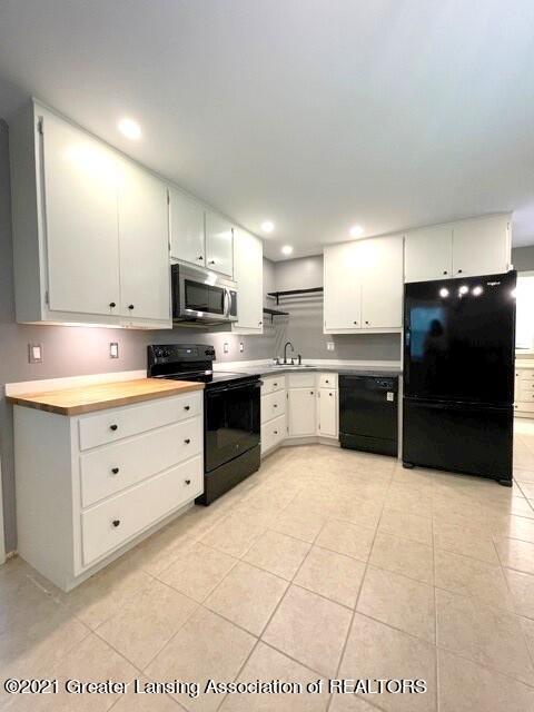 2121 Riverside Court Lansing, MI 48906 - Photo 12 of 34 Kitchen