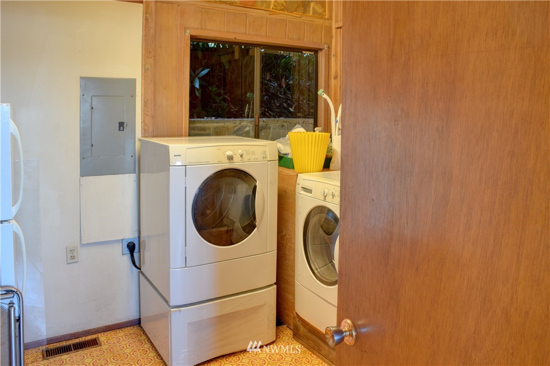 7130 Sandy Point Road Northeast Olympia, WA 98516 - Photo 20 of 32 a utility room with dryer and washer