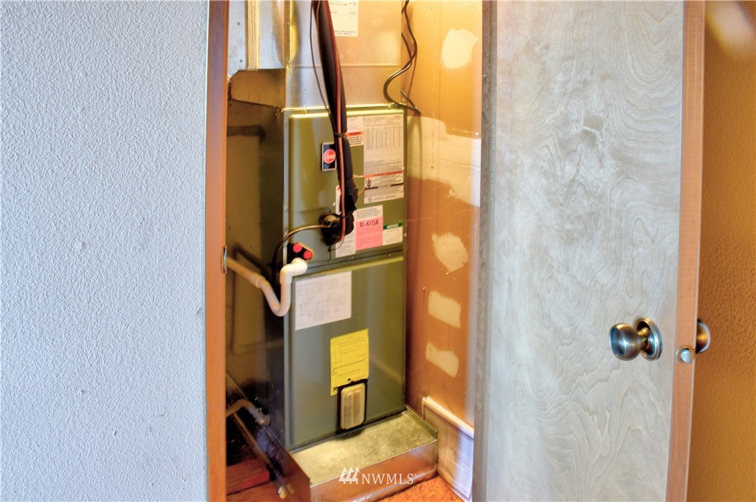 7130 Sandy Point Road Northeast Olympia, WA 98516 - Photo 21 of 32 a bathroom with a mirror