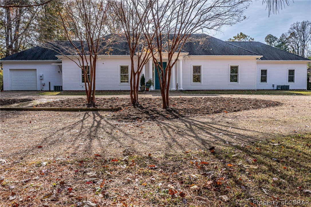 60 York Road Irvington, VA 22480 - Photo 1 of 50 Front of home with circular drive and island with mature crepe myrtles