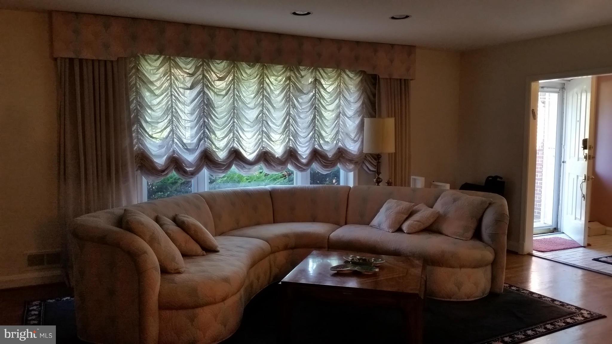 6222 Benhurst Road Baltimore, MD 21209 - Photo 4 of 15 Living Room