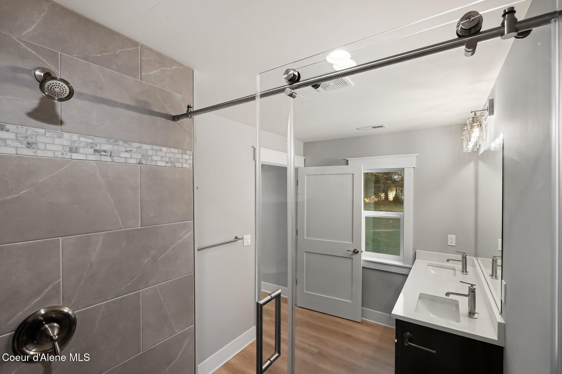 14981 Highway 2 Laclede, ID 83841 - Photo 11 of 42 Bathroom