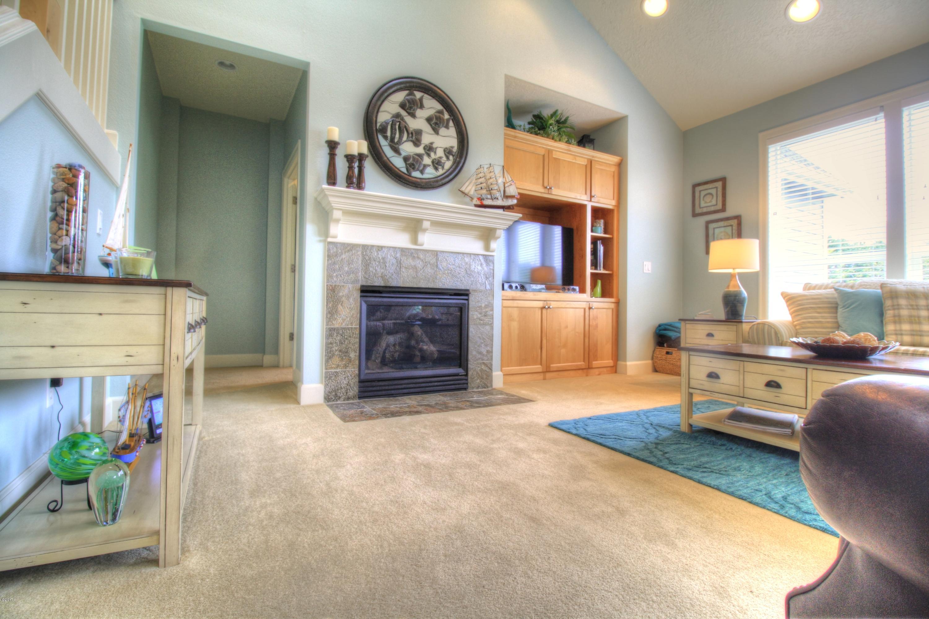 230 Southwest 60th Loop Newport, OR 97366 - Photo 4 of 42 Living Room 2
