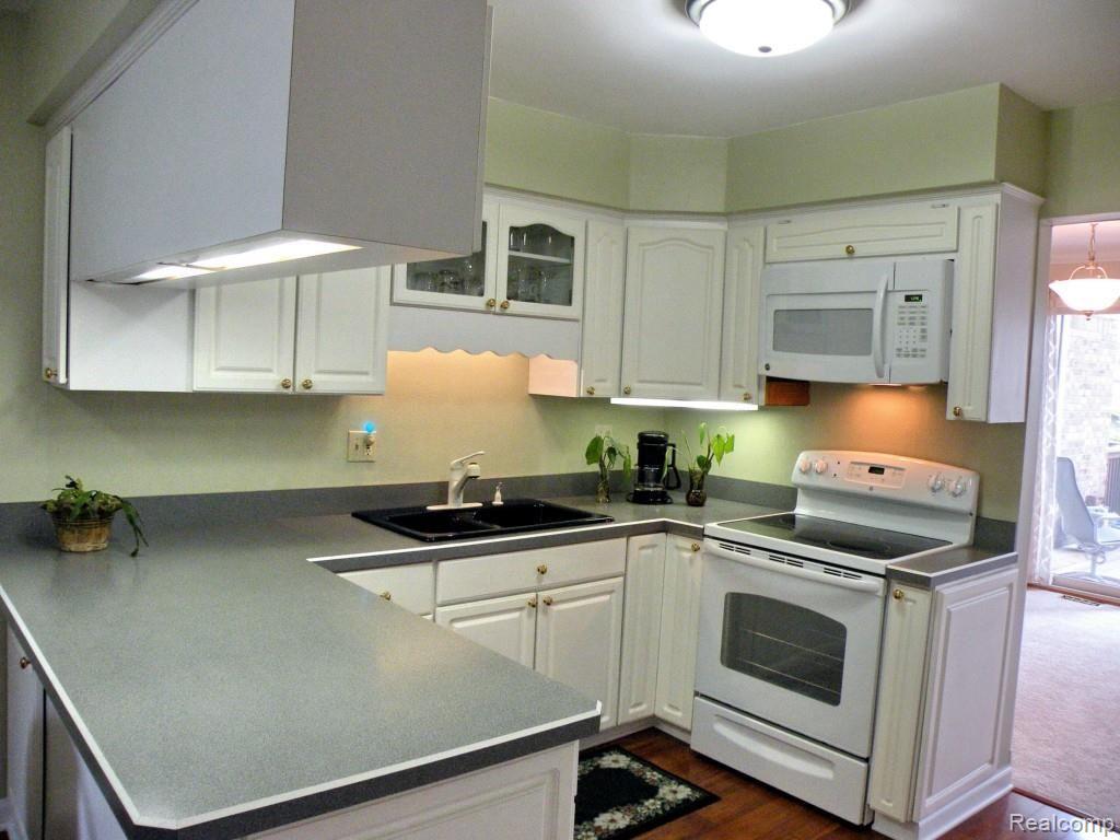 919 Golfview Court Rochester, MI 48307 - Photo 9 of 32 Kitchen