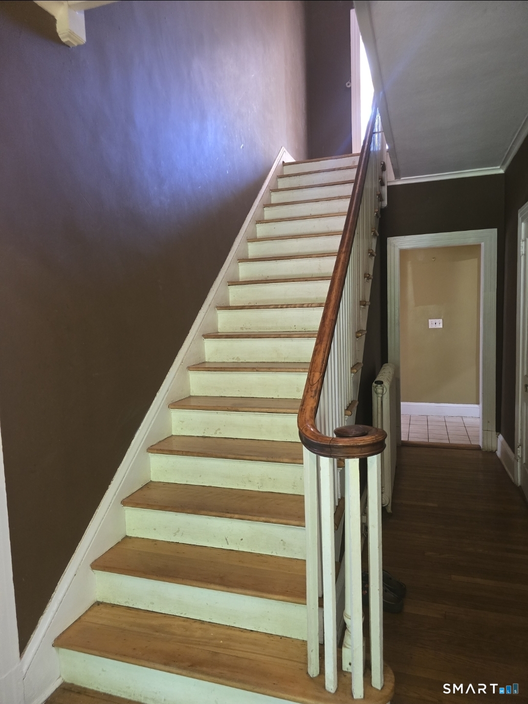 197 Ridgefield Street Hartford, CT 06112 - Photo 5 of 29 Front entry stairway