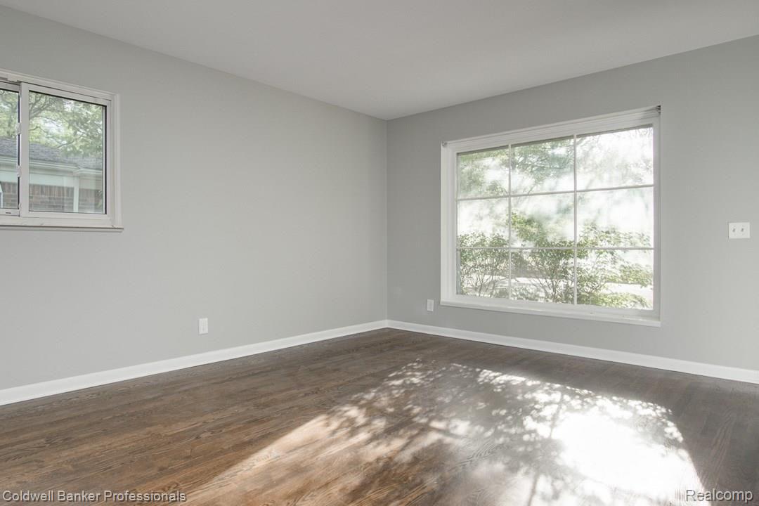 237 North Alice Avenue Rochester, MI 48307 - Photo 4 of 21 Lots of natural light in the living room!