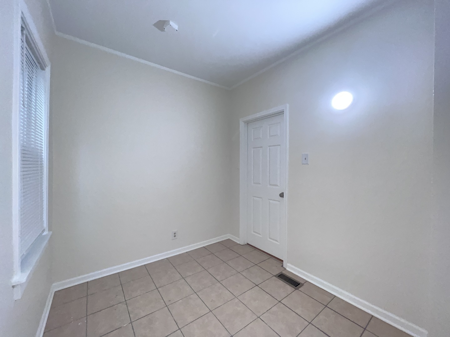 8919 South Muskegon Avenue, Unit 1F Chicago, IL 60617 - Photo 14 of 33 a view of an empty room