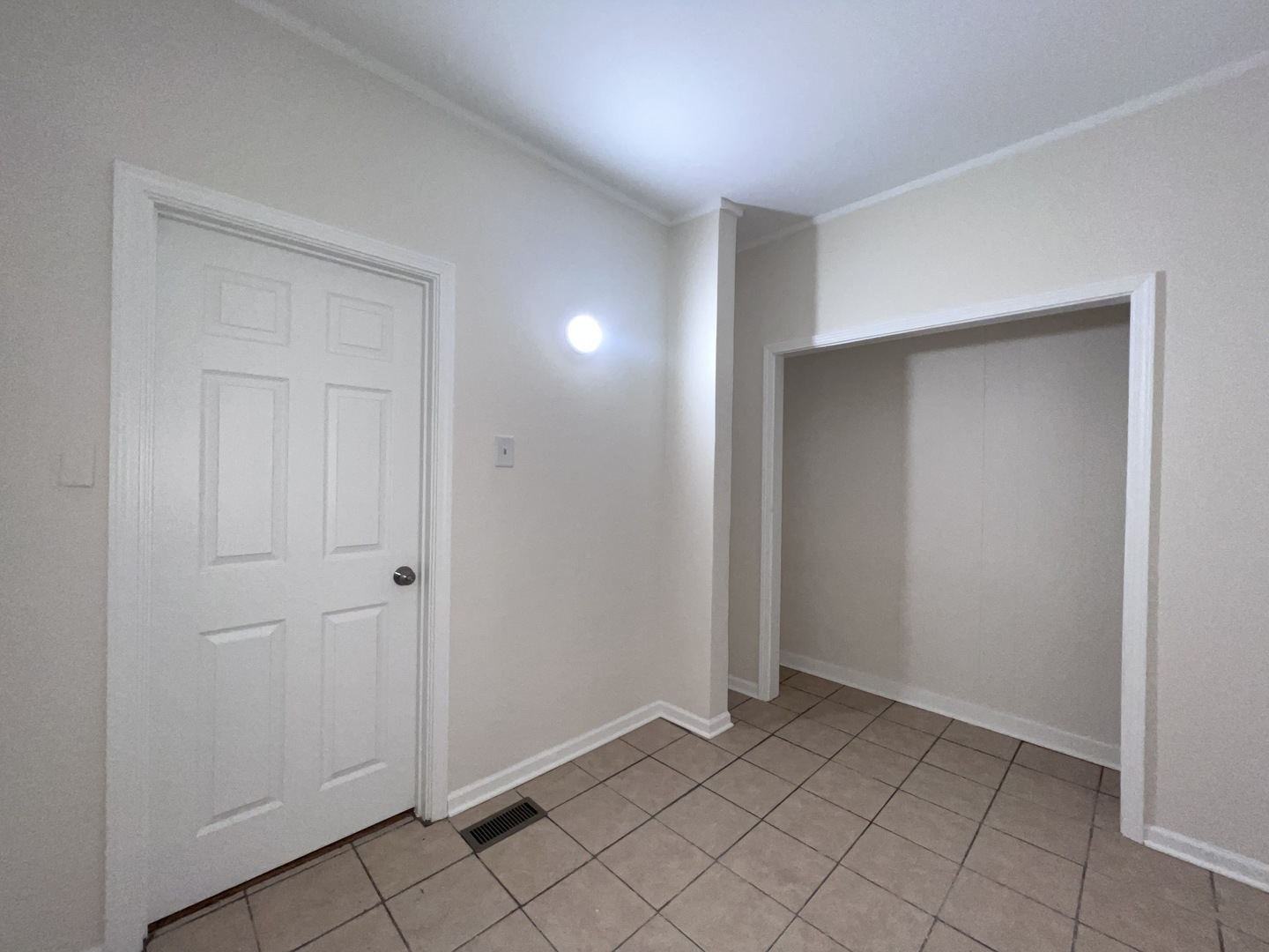 8919 South Muskegon Avenue, Unit 1F Chicago, IL 60617 - Photo 15 of 33 a view of an empty room