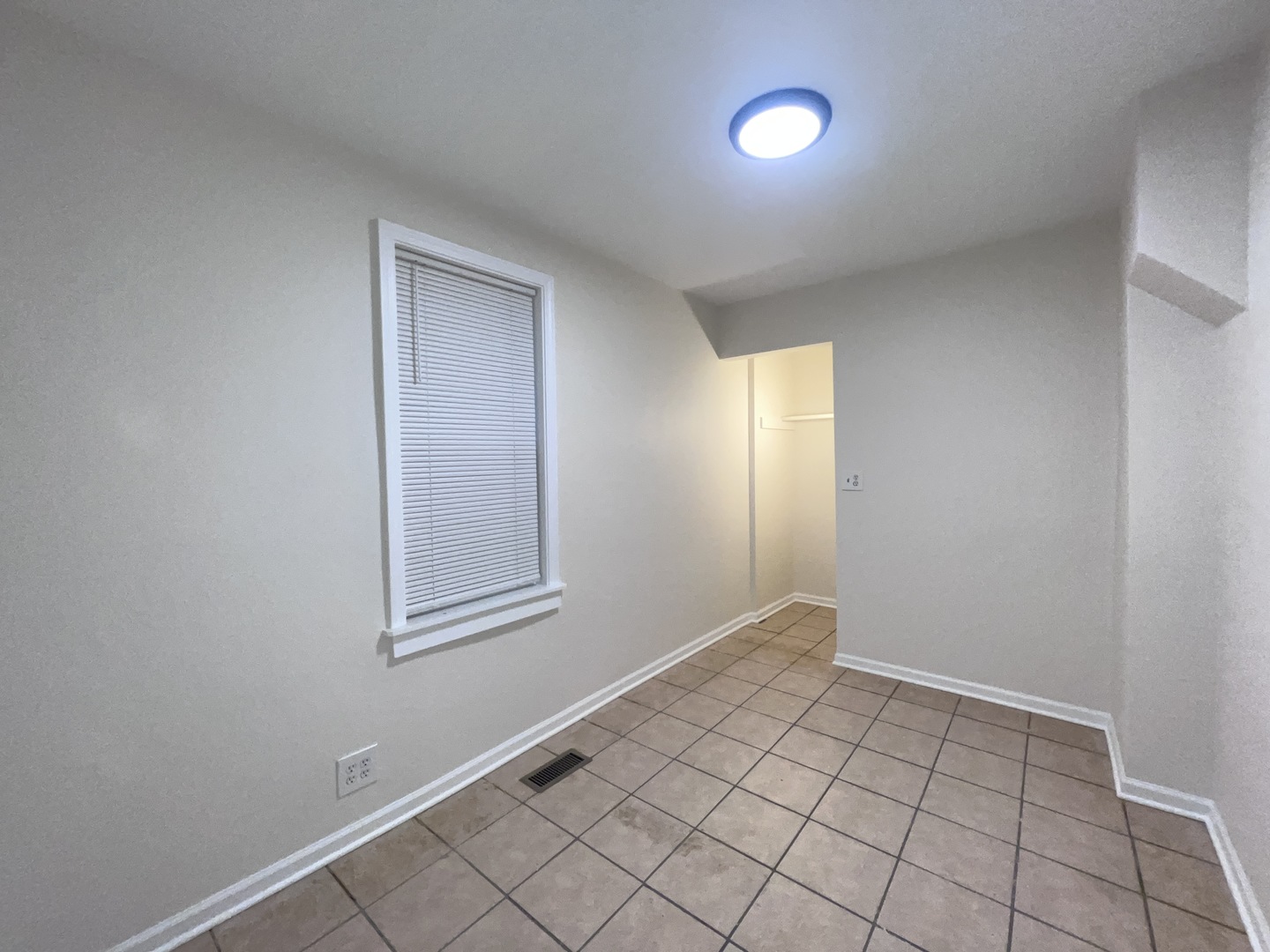 8919 South Muskegon Avenue, Unit 1F Chicago, IL 60617 - Photo 17 of 33 a view of an empty room and window