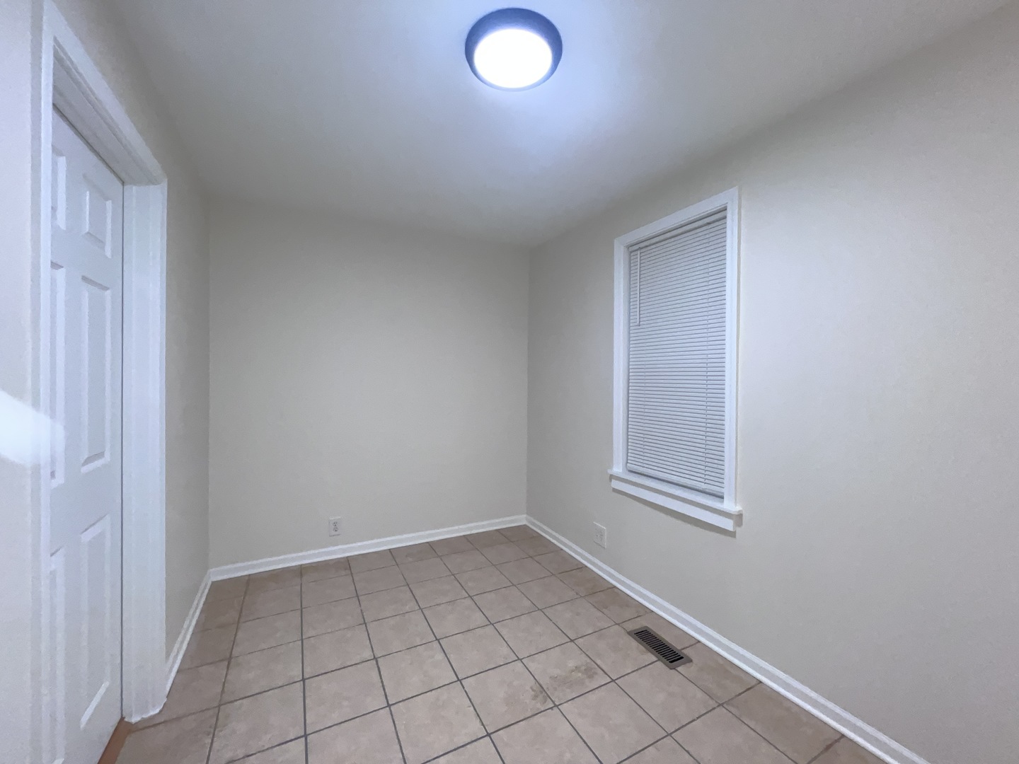 8919 South Muskegon Avenue, Unit 1F Chicago, IL 60617 - Photo 20 of 33 a view of an empty room and window