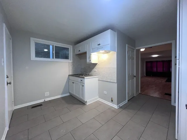 $1,400 | 8919 South Muskegon Avenue, Unit 1F, Chicago, IL 60617