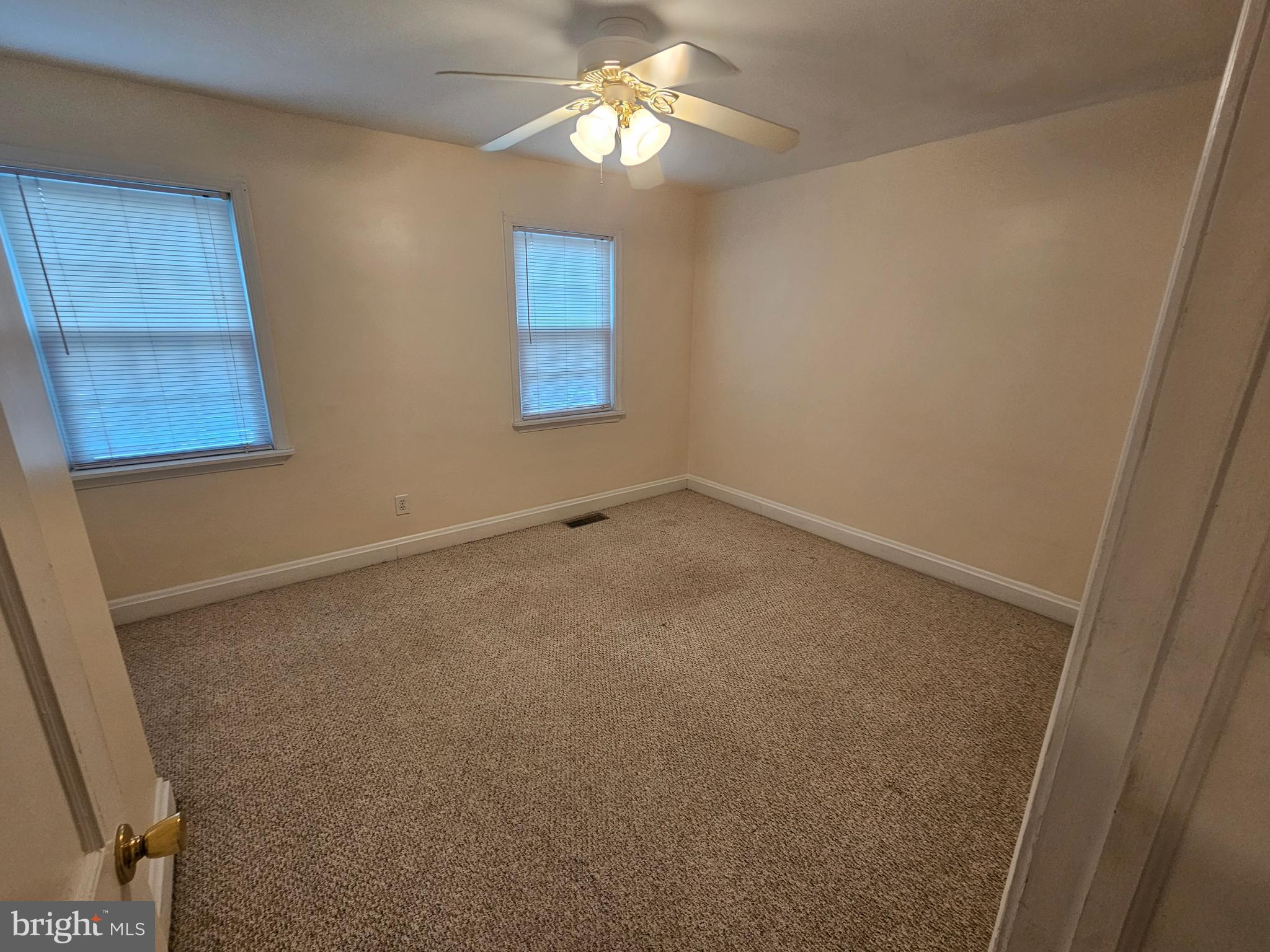6907 Belclare Road Baltimore, MD 21222 - Photo 11 of 26 en empty room with windows