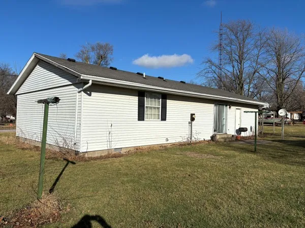 a view of a house with a backyard