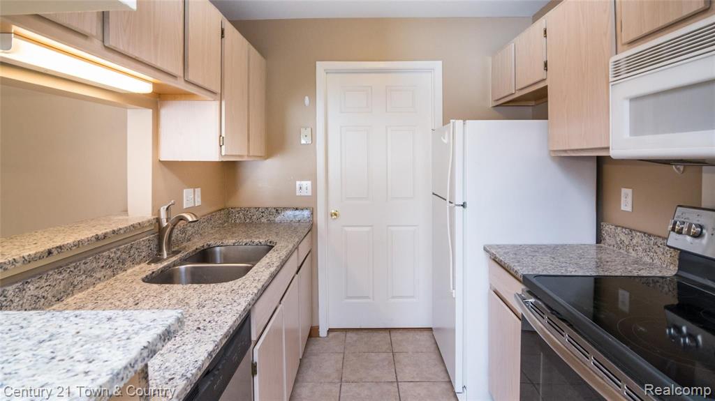 22314 Cape Cod Way Farmington, MI 48336 - Photo 16 of 32