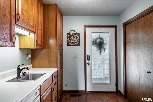 $325,000 | 2030 Old Rte 146 Loop, Vienna, IL 62995