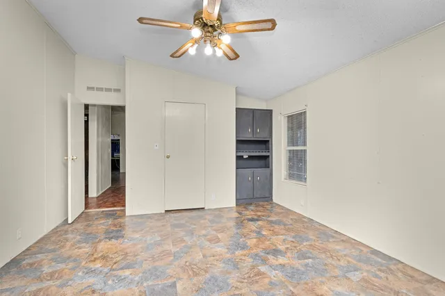 a view of empty room with a ceiling fan
