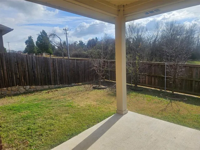 a view of a backyard