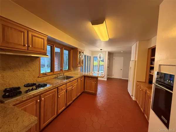 $4,800 | 12 East Place, Montebello, NY 10901