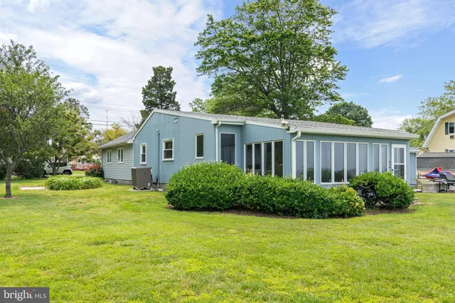 a view of a house with backyard and garden