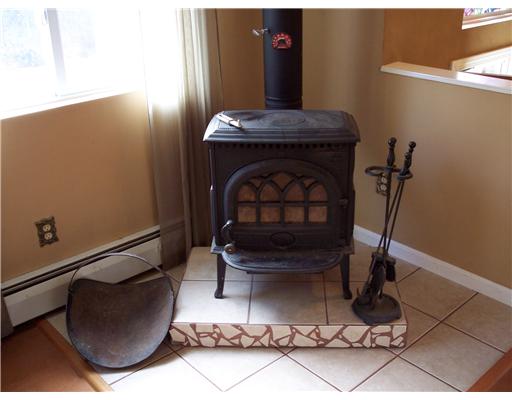362 Old Mill Road Charlestown, RI 02813 - Photo 7 of 17 Living Room.