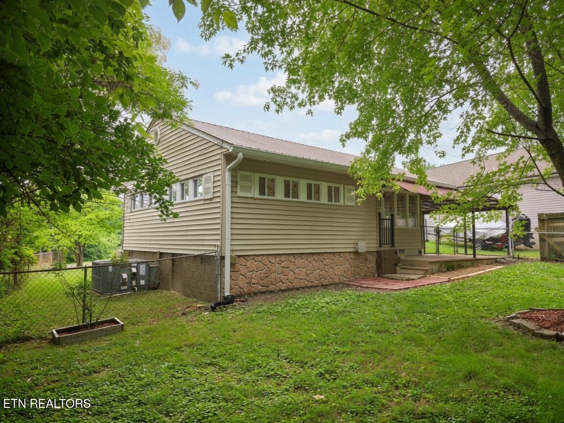 606 West Outer Drive Oak Ridge, TN 37830 - Photo 8 of 32 Exterior Rear