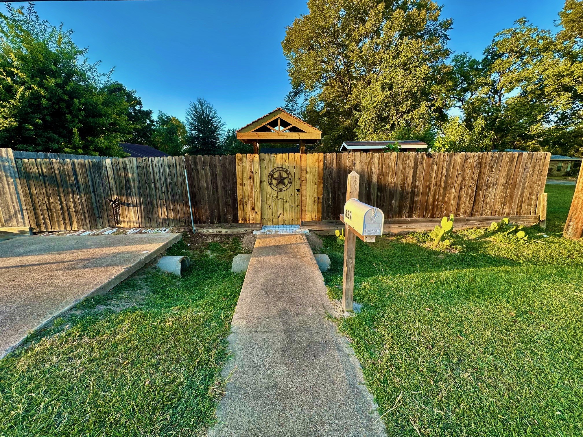 829 Timkin Road Tomball, TX 77375 - Photo 3 of 11 a garden with wooden fence