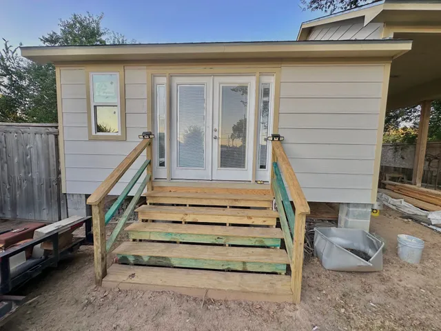 a view of entryway with a front door