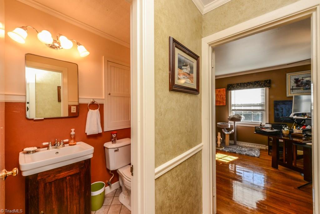 809 Sunset Drive High Point, NC 27262 - Photo 26 of 30 second full bathroom