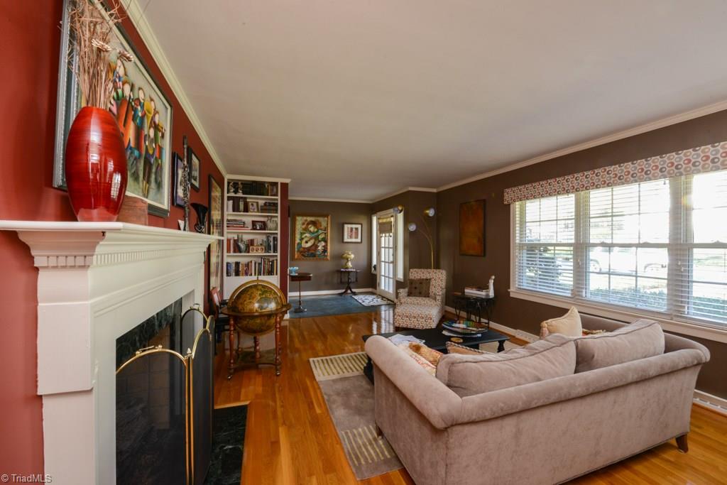 Living room with mantle featuring dentil moulding
