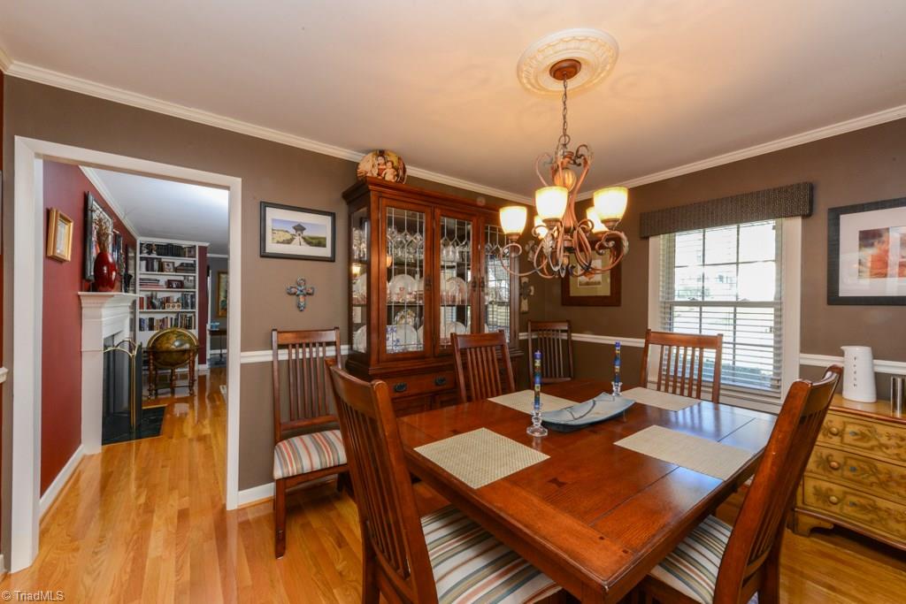 809 Sunset Drive High Point, NC 27262 - Photo 8 of 30 Spacious dining room