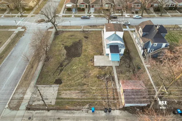 a picture of a bathroom