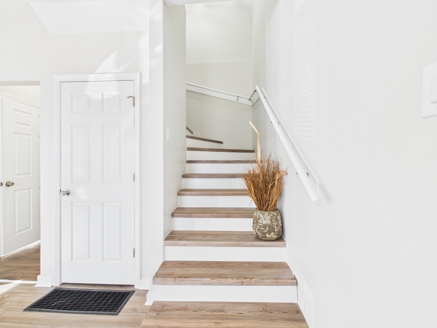 9151 South Normal Avenue Chicago, IL 60620 - Photo 5 of 34 a view of entryway