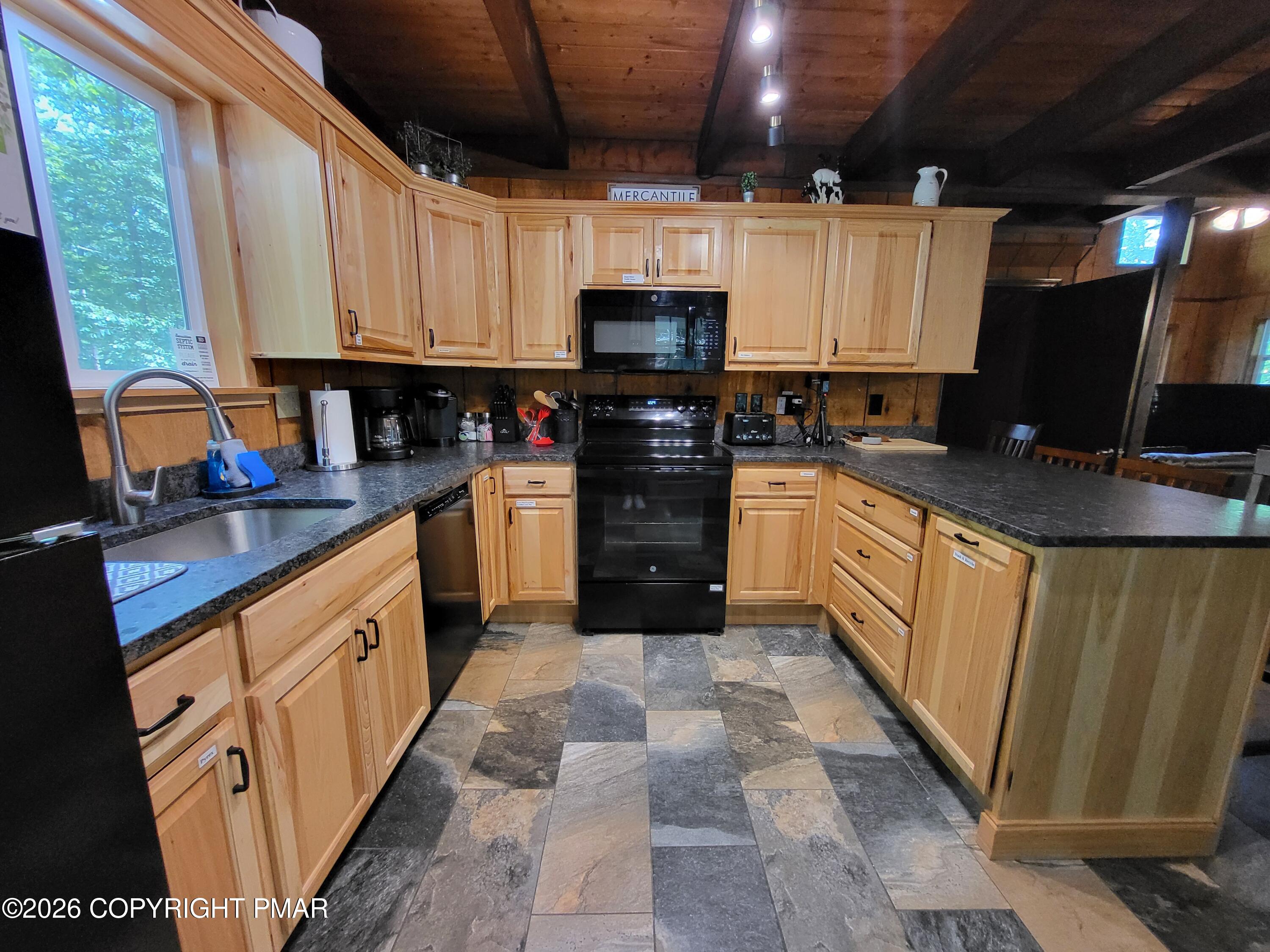 121 Park Court Bushkill, PA 18324 - Photo 5 of 76 1000093270