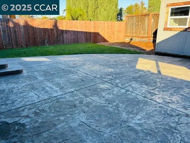 a view of a back yard