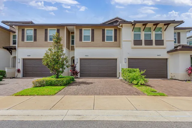 a view of entryway and hall