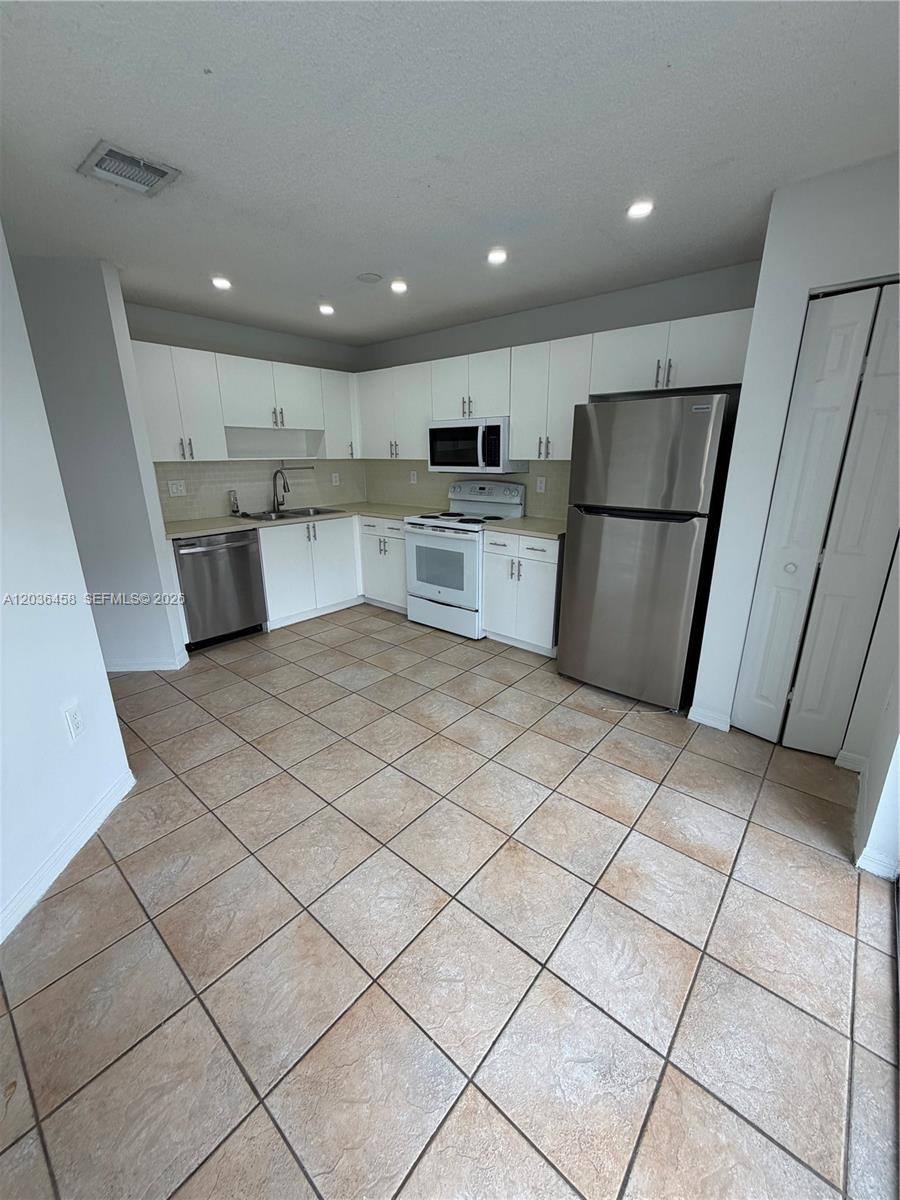 7455 Southwest 162nd Place Miami, FL 33193 - Photo 11 of 34